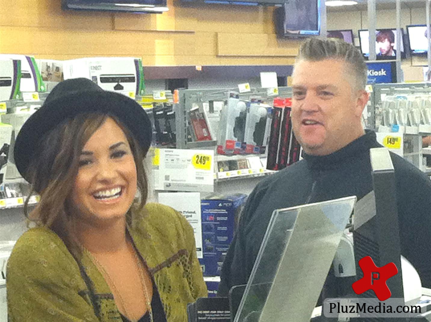 Demi Lovato buys her new cd at midnight | Picture 83102